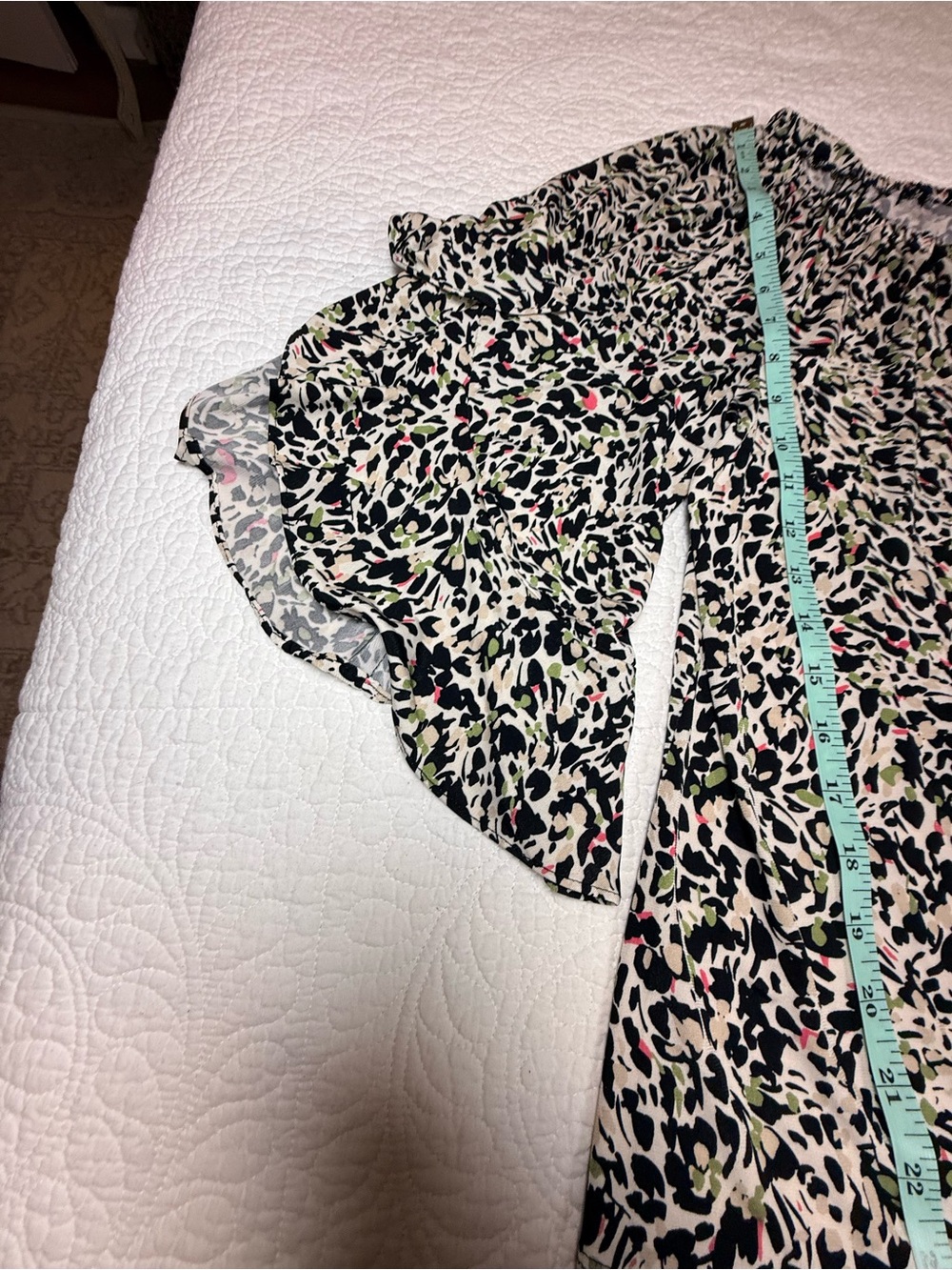 Vince Camuto Animal Print Jersey Top Bell Sleeves Stretch Blouse - Picture 3 of 9